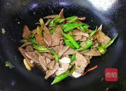 Illustration of how to stir-fry pork liver with green pepper 6