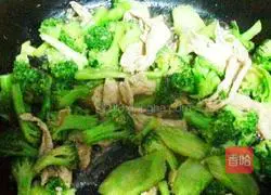 Illustration of how to make fried pork slices with broccoli 4