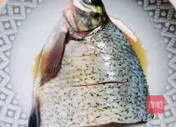 Illustration of how to make fish head stew with tomato sauce 2