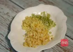 Illustration of how to stir-fry yuba with fungus 5