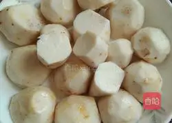 Illustration of how to steam taro with chopped pepper 3