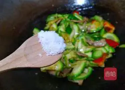 Illustration of how to make fried pork slices with green and red pepper and zucchini 18