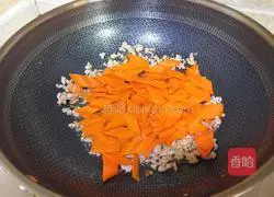 Illustration of how to stir-fry carrots with garlic sprouts and minced meat 6