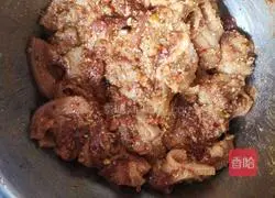 Illustration of how to make steamed pork with potato flour 3