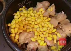 Illustration of how to make a lazy version of pig trotters and soybeans stewed without a drop of oil or water 8