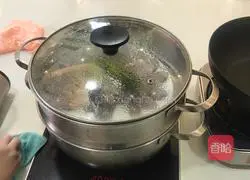 Illustration of how to make peacock fish with its tail open 9