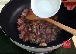 Illustration of how to make fried clams with red glutinous rice 8