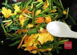 Illustration of how to make fried eggs with garlic sprouts 9