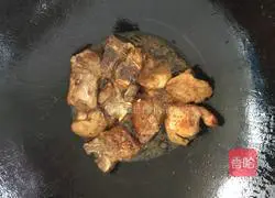 Illustration of how to cook potatoes and beans in one pot 3