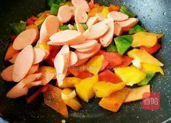 Illustration of how to make fried ham with colored pepper 4