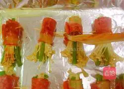 Illustration of how to make bacon enoki mushroom rolls 8