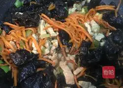 Stir-fry carrots and fungus Meat cooking illustration 10