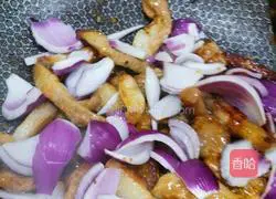 Illustration of how to make fried pork strips with onions 5