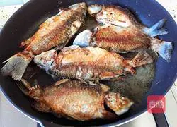 Stew in sauce Illustration of how to make crucian carp tofu 5