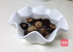 Illustration of how to make double mushrooms in oyster sauce 1