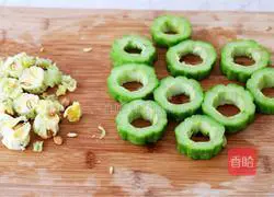 Illustration of how to make bitter melon stuffed with meat 4