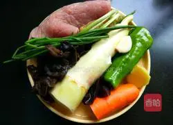 Illustration of how to make fish-flavored wild rice shredded pork 2