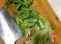 Illustration of how to make fried beef with celery 2