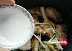 Illustration of how to cook ribs with daylily 10