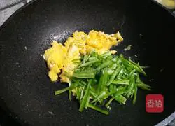 Illustration of how to make scrambled eggs with shredded peppers 6