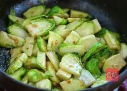 Illustration of how to make stir-fried pork slices with vegetables 7