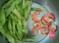 Illustration of how to make scrambled eggs with lettuce and shrimp 1