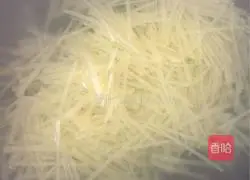 Illustration of how to make shredded potato burritos 6