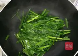 Illustration of how to make stir-fried squid with leeks 4