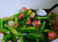 Illustration of how to make stir-fried asparagus and shrimp 9