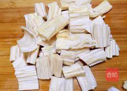 Illustration of how to make stir-fried cabbage with fungus and yuba 1