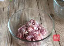 Illustration of how to make fried pork slices with pepper twist 1