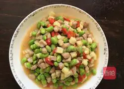 Illustration of how to stir-fry edamame with diced meat 8