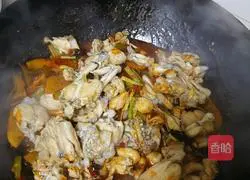 Illustration of how to cook frogs in dry pot 10