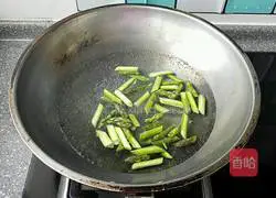 Illustration of how to cook asparagus and shrimps 5