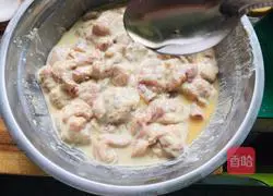 Illustration of how to make a bowl of steamed crispy pork 4