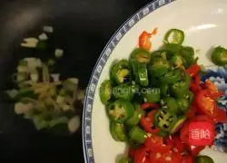 Illustration of how to make spicy and sour sausage 4