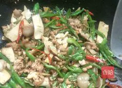 Illustration of how to make stir-fried pork with dried fragrant 6