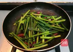 Illustration of how to make fried sausage with garlic sprouts 11