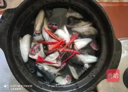 Illustration of how to make stuffed eel head in casserole 3