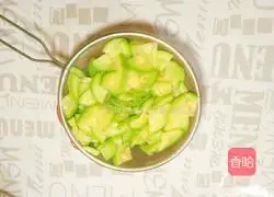 Illustration of how to make zucchini, smoked tofu and dried meat slices 3