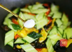 Illustration of how to make low-fat and low-calorie scrambled eggs with cucumber and fungus 8