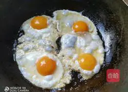 Illustration of how to make sweet and sour poached eggs 9