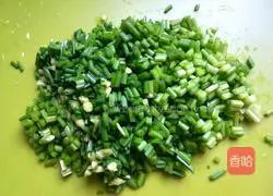 Illustration of how to stir-fry minced meat with chives and moss 4