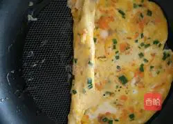 Illustration of how to make colorful egg rolls 8