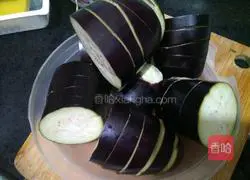 Illustration of how to stuff eggplant with meat 2