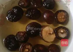 Illustration of how to make steamed pork ribs with glutinous rice in lotus leaves 3