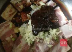 Illustration of how to make steamed pork ribs with glutinous rice in lotus leaves 5