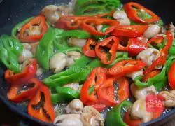 Illustration of how to make fried sausage with double peppers 6