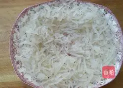 Illustration of how to make small whitebait scrambled eggs 2