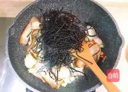 Illustration of how to steam bacon with walnut flowers 7